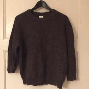  - Brun tröja i ull från Filippa k. Mycket sparsamt använd och är som ny.