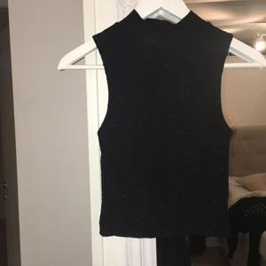  - Stretchig tröja från bikbok, glittrig