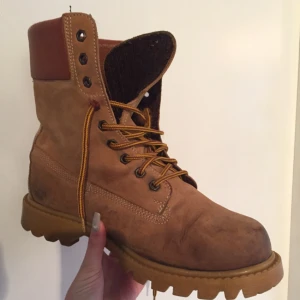  - Vinterkängor i använt skick. Har en stark sula som är perfekt för kalla vinterdagar med mycket snö. Vattentäta. 