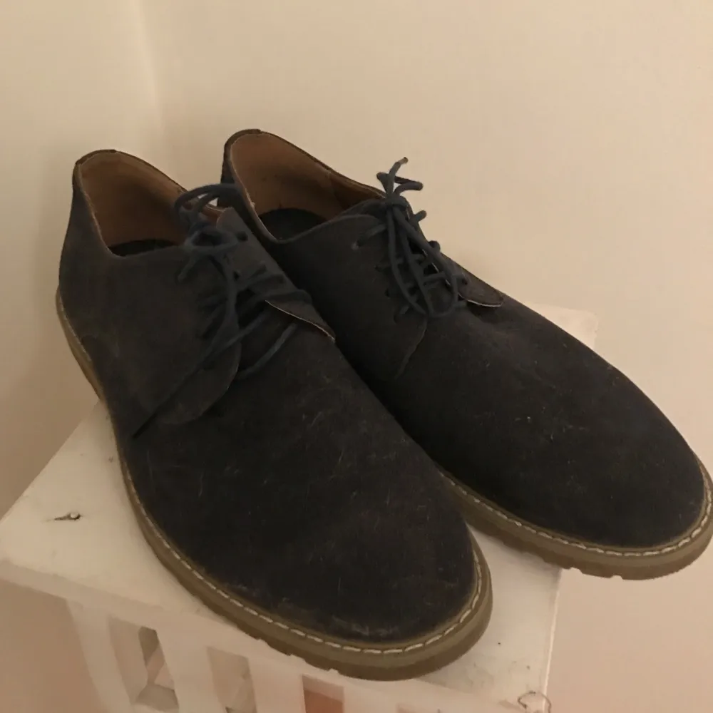 A pair of navy blue leather shoes to go with a clean look! The material is fake leather and I have never used them due to wrong size so they have not been worn out! . Skor.