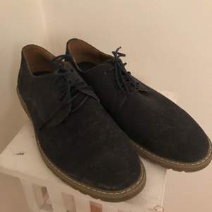 A pair of navy blue leather shoes to go with a clean look! The material is fake leather and I have never used them due to wrong size so they have not been worn out! 