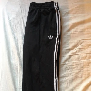  - Adidas firebird trackpants som knappt finns att köpa i nån affär längre i mycke bra skick. Storlek large men passar medium också! 