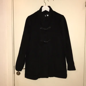  - Svart vinter/höst kappa från Zara.