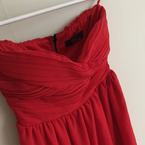  - Röd klänning köpt från Nelly, bra skick! Står storlek 8 vilket ska motsvara en XS. Mått: längd på klänning 64 cm 80 inkl frakt eller mötas i centrala Stockholm 