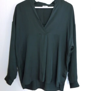  - Superfin blus från Filippa K. Inköpt för 1400kr och endast använd 1 gång så den är precis som ny! Materialet är i 100% lyocell vilket ger en lyxig kvalitetskänsla och ett fint fall! Färgen är mörkgrön. Frakt 45kr! 🌟