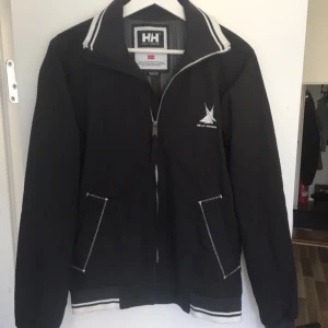  - Vindjacka från Helly Hansen i strl S