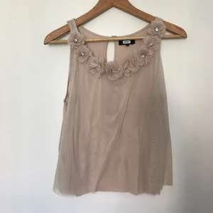  - Längd ca 55 cm. Yttersta tyget är 100% nylon och innersta 100% viskos, i nyskick