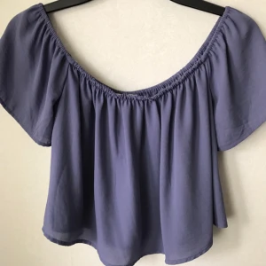  - Duvblå off-shoulder top 