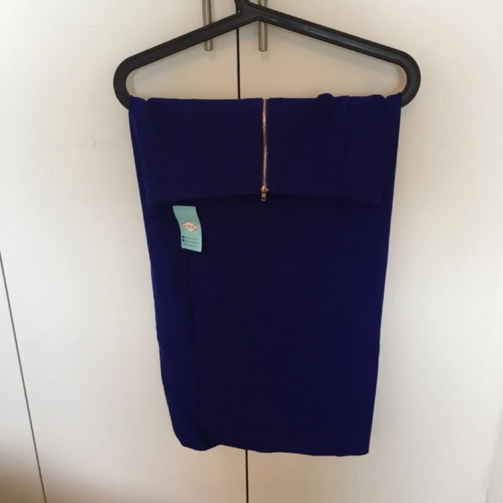 Top w/ skirt off shoulder design top w/ royal blue long slit and zipper design . Övrigt.