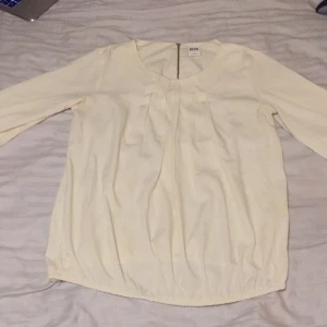  - Jättefin vit/cremefärgad blus med fint fall (veckad vid halsen) som är i fint skick. Strl M men passar även mig som är S. Beror på hur man vill att den skall sitta.

Jag kan frakta eller mötas upp. Vid frakt står köparen för porto. 
Pris kan diskuteras vid snabb affär.

