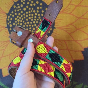  - 60 kr pp för detta råballa skärp m pärlor i tjusigt mönster.
Skärpet är 86 cm fr pigg till yttersta hål. En gång avkortat o finns bara två hål o en kort snibb. 
Ligger uppe i fler grupper så passa på