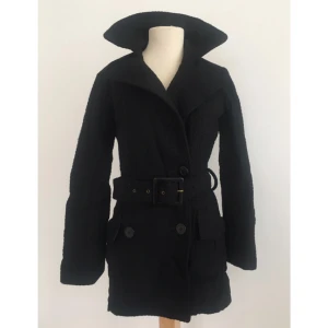  - Klassiskt kappa i trenchmodell med fina detaljer.  Märke: Only Storlek: S Skick: Gott skick. Använd ett fåtal gånger.  Pris: 200 kronor  Frakt: Betalas av köparen.