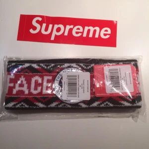  - Supreme / The North Face Trans Antarctica Expedition Headband från S/S 17 kollektionen. Fortfarande i originalförpackning.
