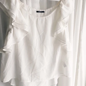  - Somrig vit transparent blus från Gina Tricot, använd enbart ett fåtal gånger.
