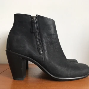  - Helt nya, oanvända skor från Ecco. Nypris 1499:-  Supersköna och i riktigt bra kvalitet. Skorna är i svart mocca.   Modellen är liknande de klassiska Acne pistols :) 