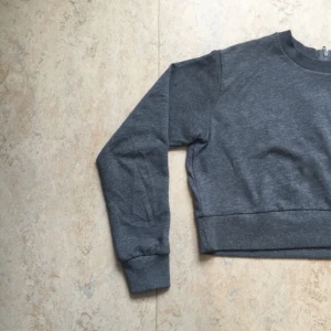  - Mysig grå cropped tröja 🌟 använd 2 gånger