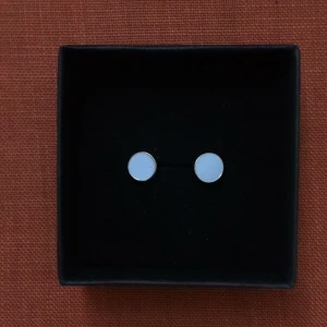  - Örhängen
ljusgrå

Frakt tillkommer eller hämta i centrala Göteborg.