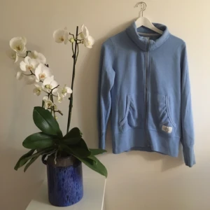  - Mysig himmelsblå tröja från Etirel! 