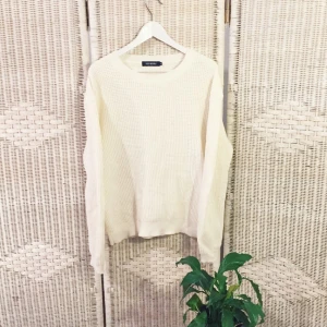  - MYSE TRÖJISEN !!  Helt stickad och vit😍 Passar tjejer som killar. Tänker mig att användas i sammanhang som en liten stuga i fjällen med familjen och lite varmchoklad i handen eller i sommar på en segelbåt någonstans ✨

❗️Föredrar swish ❗️

FRI FRAKT💌