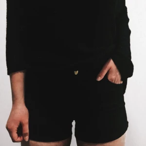  - Svart jeansshorts helt oanvända. Ganska höga i midjan men otroligt sköna och stretchiga. 