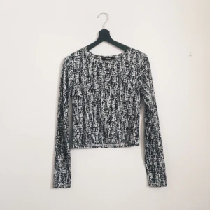  - Tight långärmad crop top från BikBok med snyggt mörkblått mönster. Använd ett fåtal gånger. Frakt tillkommer! 
