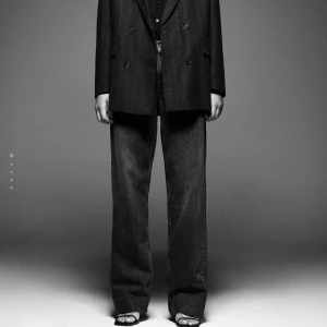 ZARA - Säljer dessa gråa jeans från Zara, helt nya endast testade. Köpta för originalpris 399 strl 34. Har andra gråa jeans därav säljer jag. Medelmidjade