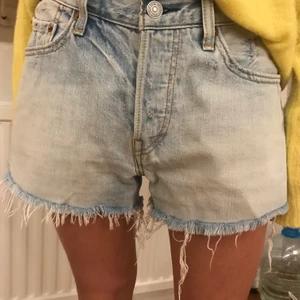 Levis shorts - Säljer dessa superfina shorts då de är för små för mig (modellen är på min lillasyster). Använt flera gånger men de är fortfarande i bra skick, skriv för ytterligare frågor💕