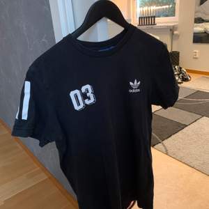 Adidas originals t shirt med snyggt tryck på ryggen! 💫