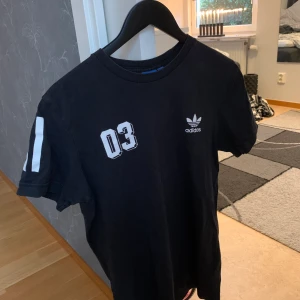 Adidas originals  - Adidas originals t shirt med snyggt tryck på ryggen! 💫