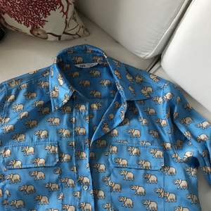 Säljer denna trendiga skjortan från Zara med elefanter på. Sparsamt använd så i bra skick!💙💙