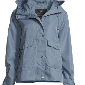 Carolina Cavour jacka size S - Fin, ljusblå jacka  från det klassiska Milanesiska klädesmärket Carolina Cavour storlek S. Det är en mångsidig modell som man kan anpassa till dem flesta klädstilar och dessutom är vind och vattentät. Jackan är helt oanvänd och fortfarande med tags på. Original priset var 3000 sek och jackan är helt oanvänd. Köparen står för frakten. Priset kan diskuteras lite.