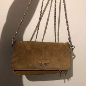 Zadig Voltaire väska - Bra skick, något missfärgad baksida men det syns inte vid användning 