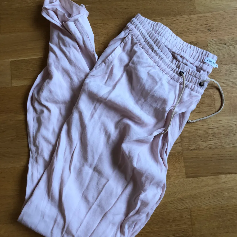 Säljer mina rosa byxor från filippa K då jag inte använder dem längre. Väldigt snygga att ha på sommarn. . Jeans & Byxor.