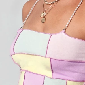 Helt ny topp med pärlband - Helt ny croptop som säljs för att den är för liten på mig!! Stretchigt material med fina pärlor på banden