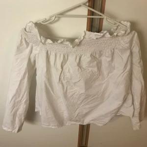 Blus  - Säljer en vit blus