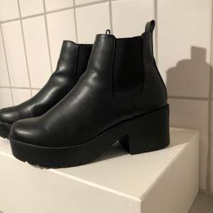 Svarta boots från H&M i storlek 39. Välanvända med slitningar framtill samt vid resåren. Säljes pga för små 🧸 köparen står för frakten.