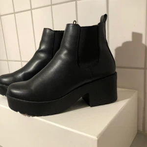 H&m boots i storlek 39 - Svarta boots från H&M i storlek 39. Välanvända med slitningar framtill samt vid resåren. Säljes pga för små 🧸 köparen står för frakten.