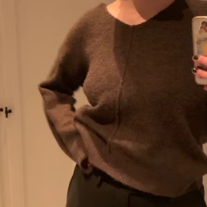 Brun Tjocktröja - Supermysig brun tjocktröja, inte stickig! Storlek S men är oversized så skulle säga att den passar mellan Xs och L🤎🤎