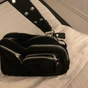 Gina axelväska - Snygg axelväska från Gina, sparsamt använd, som ny ungefär. Frakt tillkommer med 60 kr. Pris går att diskutera!