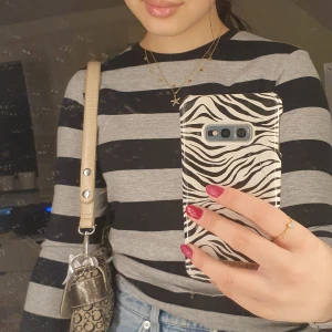 Randig långarmad grå-svart tröja - Super cjut lite cool stripped randig långarmad tröja i färgen grå och svart. Stolek 146-152 så passar en XS jättebra, stretchigt material. Säljer då jag behöver pengar. Bud med start 75 kr, HAPPY BIDDING❤