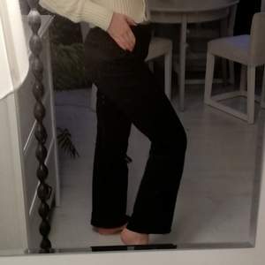 Ett par klassiska raka svarta byxor till både vardag och finare tillfällen✨från Inwear Essentials💕Supersköna! Har haft dem ett tag, men skulle inte säga att skicket är förändrat! Pyttelite blekta kanske, men syns knappt! Jag är 164 för referens! 