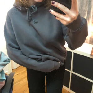 Mörkgrå hoodie från bikbok  - Knappt använd och superskön hoodie! Jag är storlek xs/s och denna sitter bra på mig (: 50kr +frakt. Pris kan diskuteras !