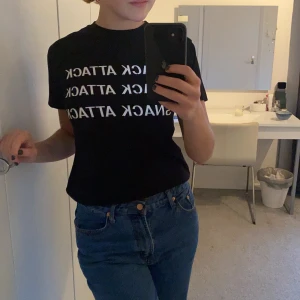 Ganni t-shirt - Svart t-shirt från ganni med trycket ”Snack Attack”. Storlek S och nypris ca 800kr. Köpare står för porto.