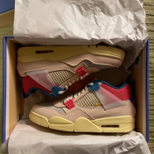 Jordan 4 union guava - Helt oanvända. Riktigt limited, släpptes bara en gång. Priset är inte hugget i Sten :)