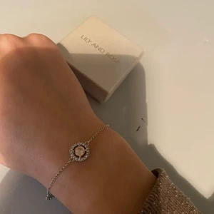 Lily and Rose armband  - Lily and Rose armband Celeste ONE SIZE 199kr, säljer eftersom jag redan har en likadan. Orginalpriset 299