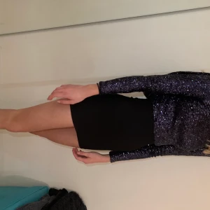 Marinblå Festklänning i storlek s/36 -  säljer en superfin klänning som jag använde på nyår för ett par år sen. Den har blivit för liten men jag har dragit mig ifrån att sälja den pga att den är så fin. Skulle säga att den är ganska liten i storleken men stretchig så skulle säga att den passar både xs och s. Köparen betalar frakt 