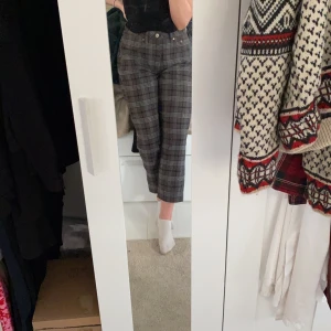 Rutiga byxor - Säljer mina jättefina rutiga kostymbyxor, dom är endast använda 4 gånger. Längden är bra på mig som är 1,71 och dom är ungefär medelhöjd upptil. Går till lite nedanför naveln. 💕  (ordinarie pris 400kr)