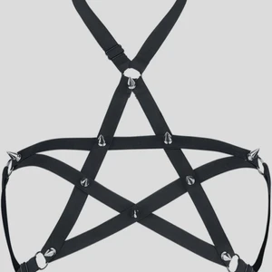 Ny harness Fr Populära Jawbreaker justerbar storlek - HELT NY Med nitar och hyskknäppning, elastiska band, justerbar i storleken.100% polyakryl. Super läcker och passar till så mkt! FRI FRAKT!