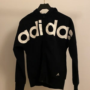 Adidas tröja  - Svart adidas tröja som jag köpte för 600kr och säljer nu för 170kr. Har använt den 2-3 ggr men den är för liten nu. Tröjan är i bra skick. Köparen står för frakt!💗