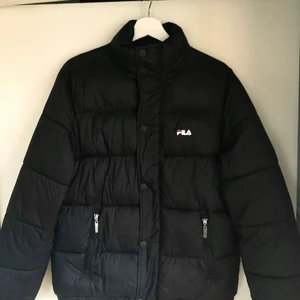 Fila vinter jacka  - Fila jacka , herr storlek S men funkar även för tjejer lite mer oversized. Nyskick. Köpt 2019